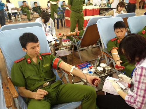 Hình ảnh học viên Học viện CSND tham gia hiến máu